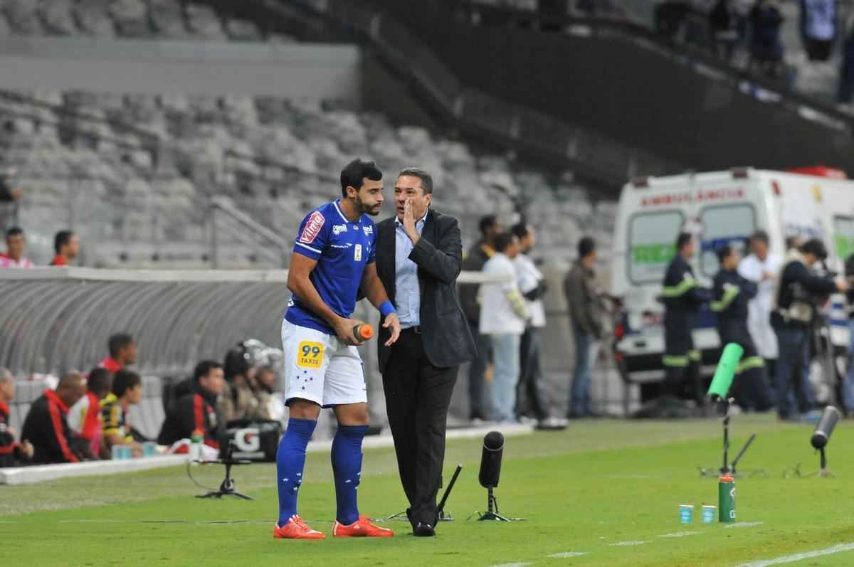 Com gol do zagueiro Manoel, Cruzeiro venceu pela primeira vez no Brasileiro e deixou a zona de rebaixamento