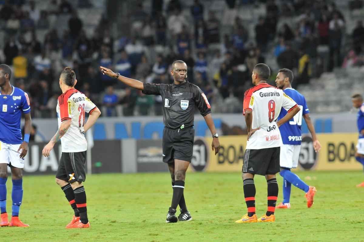 Com gol do zagueiro Manoel, Cruzeiro venceu pela primeira vez no Brasileiro e deixou a zona de rebaixamento