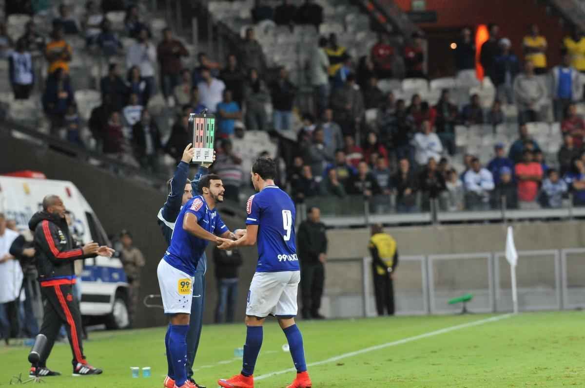 Com gol do zagueiro Manoel, Cruzeiro venceu pela primeira vez no Brasileiro e deixou a zona de rebaixamento
