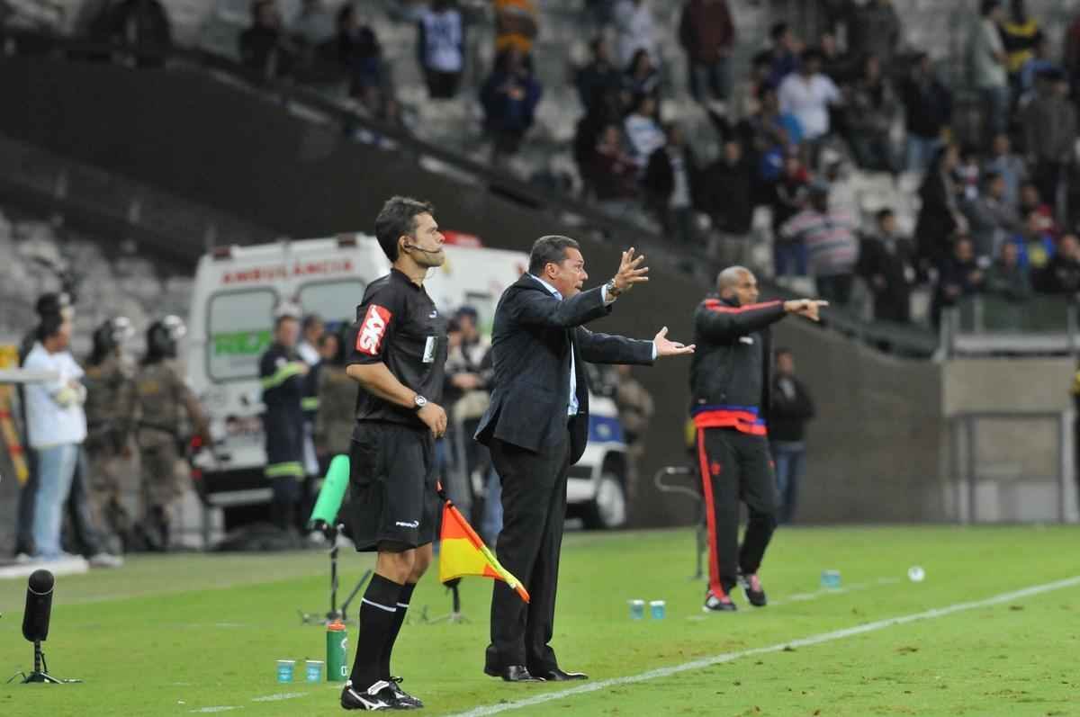 Com gol do zagueiro Manoel, Cruzeiro venceu pela primeira vez no Brasileiro e deixou a zona de rebaixamento
