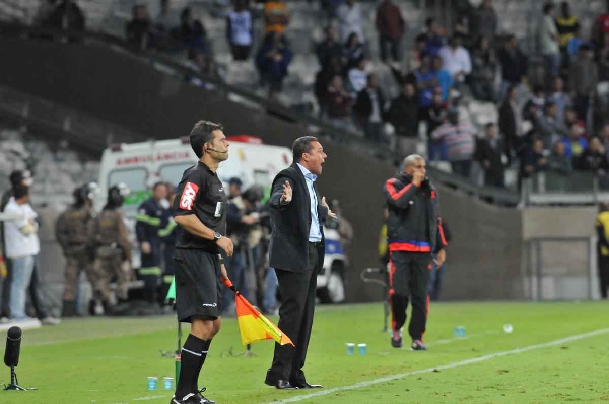 Com gol do zagueiro Manoel, Cruzeiro venceu pela primeira vez no Brasileiro e deixou a zona de rebaixamento