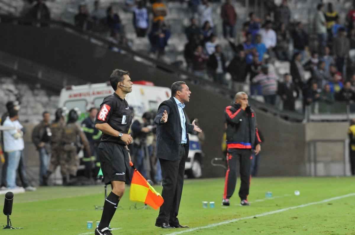 Com gol do zagueiro Manoel, Cruzeiro venceu pela primeira vez no Brasileiro e deixou a zona de rebaixamento