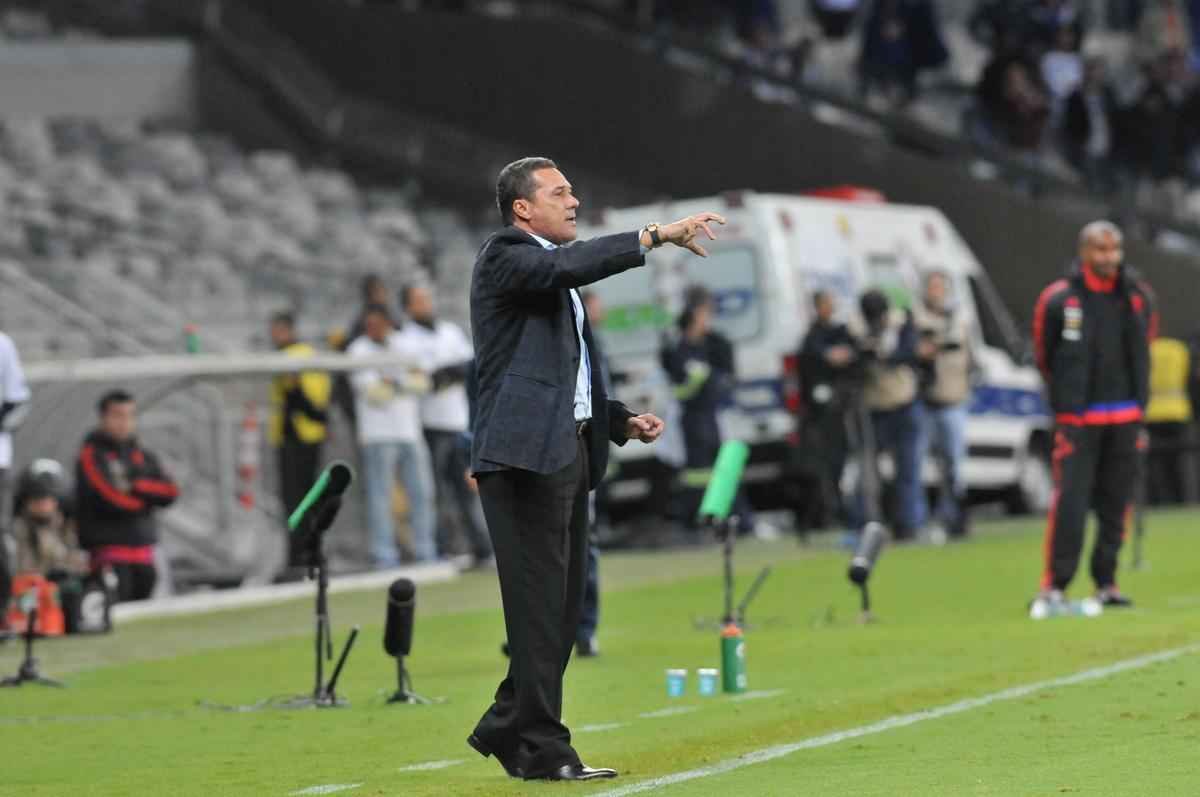 Com gol do zagueiro Manoel, Cruzeiro venceu pela primeira vez no Brasileiro e deixou a zona de rebaixamento