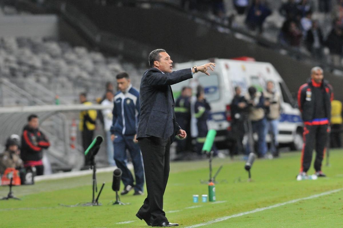 Com gol do zagueiro Manoel, Cruzeiro venceu pela primeira vez no Brasileiro e deixou a zona de rebaixamento