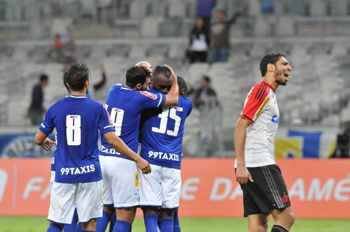 Com gol do zagueiro Manoel, Cruzeiro venceu pela primeira vez no Brasileiro e deixou a zona de rebaixamento
