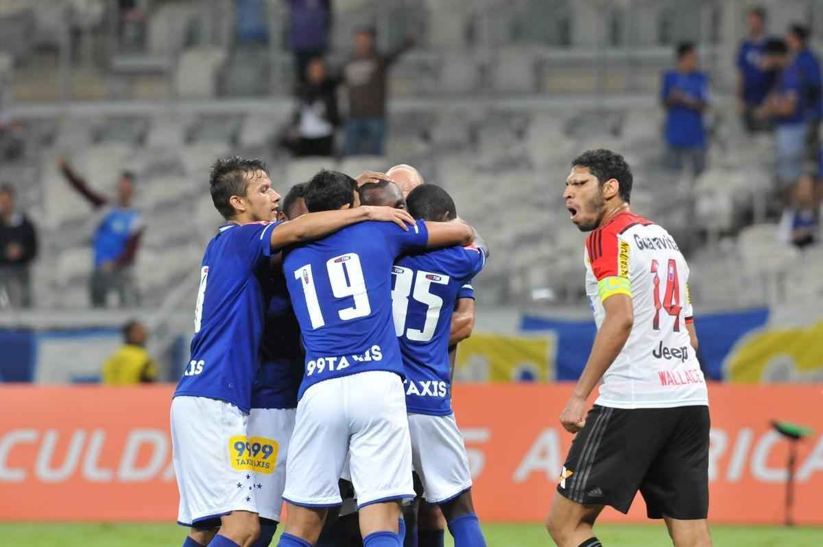 Com gol do zagueiro Manoel, Cruzeiro venceu pela primeira vez no Brasileiro e deixou a zona de rebaixamento