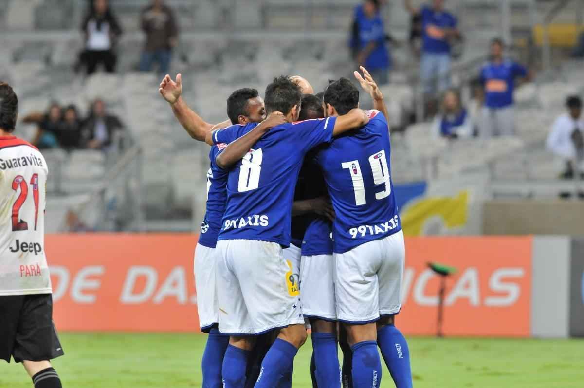 Com gol do zagueiro Manoel, Cruzeiro venceu pela primeira vez no Brasileiro e deixou a zona de rebaixamento