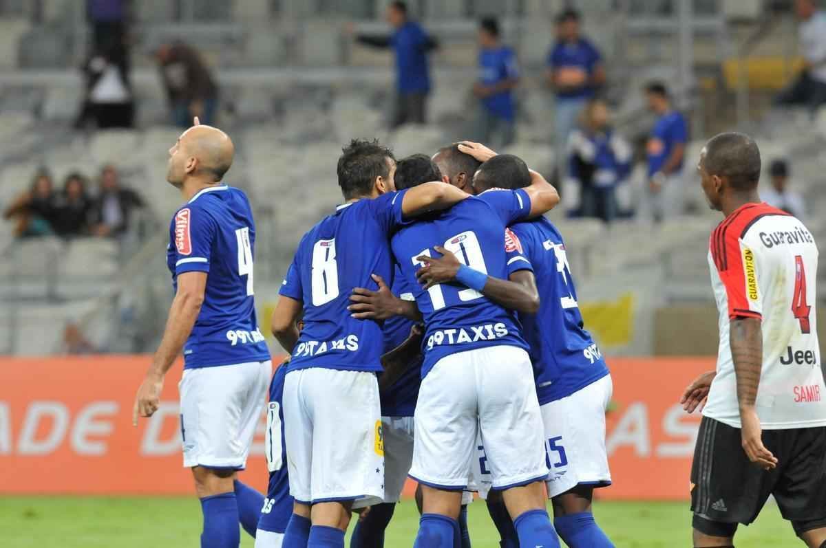 Com gol do zagueiro Manoel, Cruzeiro venceu pela primeira vez no Brasileiro e deixou a zona de rebaixamento