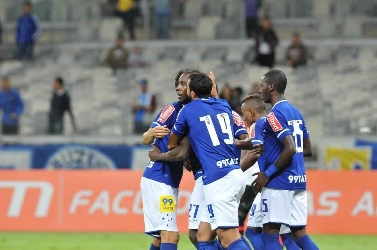 Com gol do zagueiro Manoel, Cruzeiro venceu pela primeira vez no Brasileiro e deixou a zona de rebaixamento