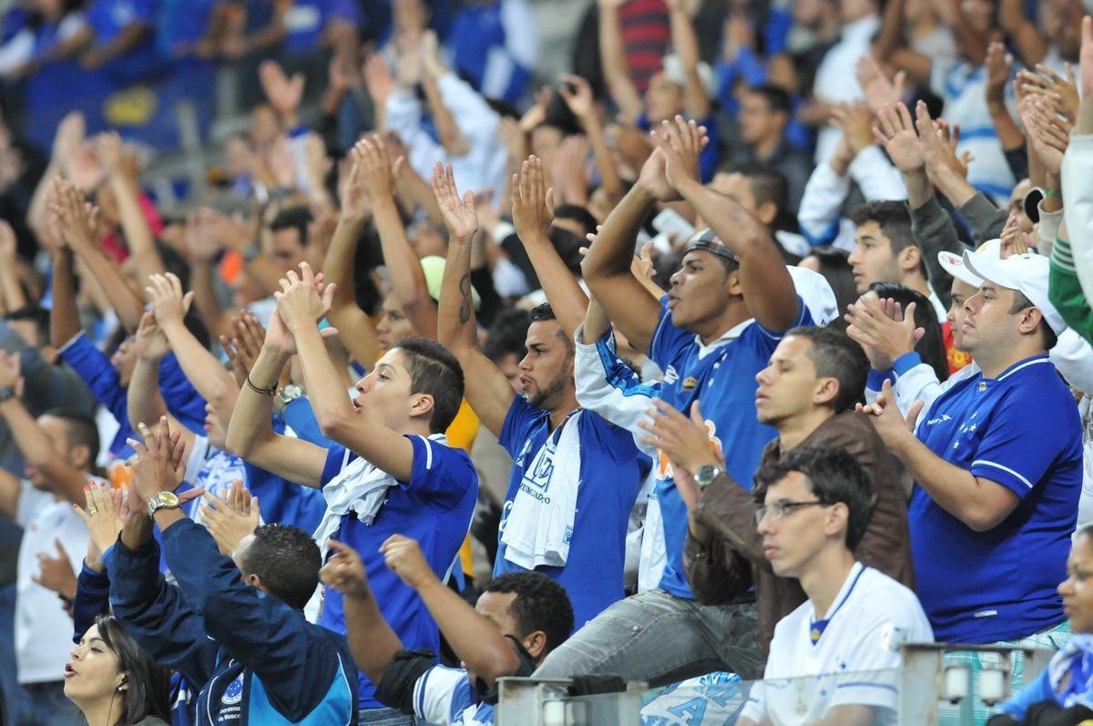 Com gol do zagueiro Manoel, Cruzeiro venceu pela primeira vez no Brasileiro e deixou a zona de rebaixamento