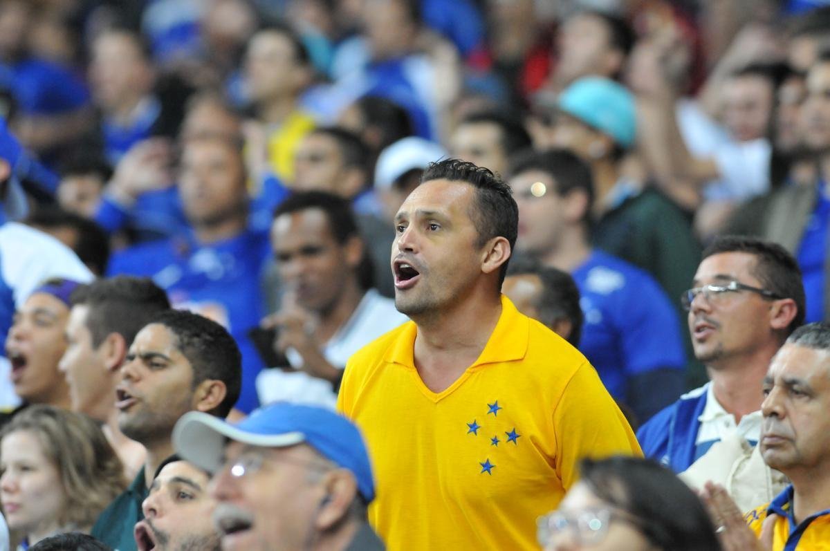 Com gol do zagueiro Manoel, Cruzeiro venceu pela primeira vez no Brasileiro e deixou a zona de rebaixamento