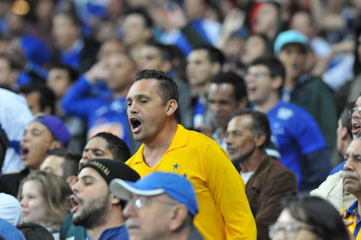 Com gol do zagueiro Manoel, Cruzeiro venceu pela primeira vez no Brasileiro e deixou a zona de rebaixamento