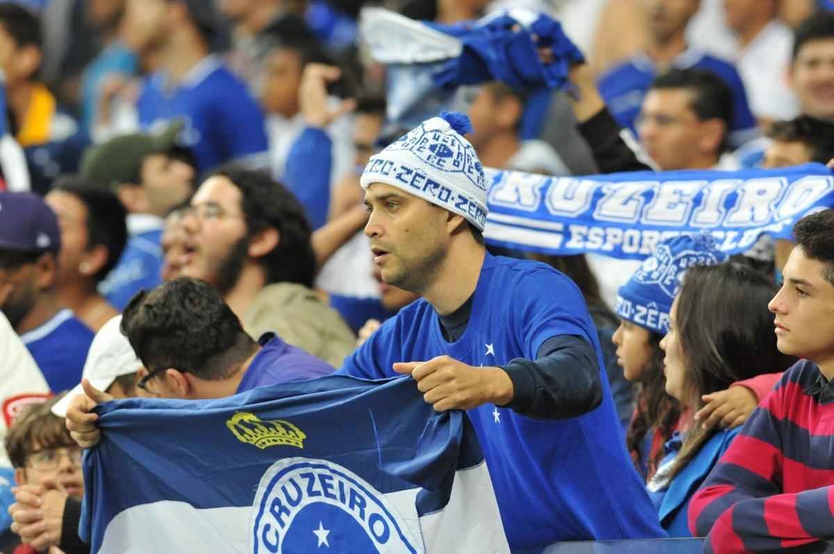 Com gol do zagueiro Manoel, Cruzeiro venceu pela primeira vez no Brasileiro e deixou a zona de rebaixamento