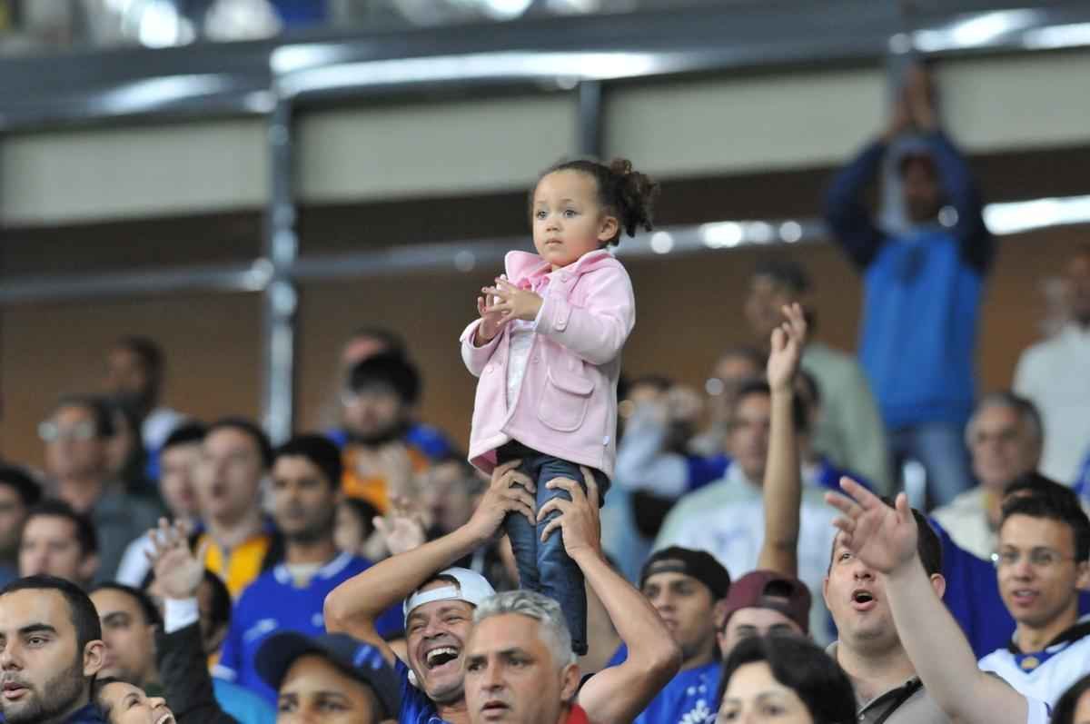 Com gol do zagueiro Manoel, Cruzeiro venceu pela primeira vez no Brasileiro e deixou a zona de rebaixamento