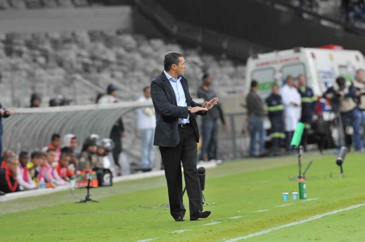 Com gol do zagueiro Manoel, Cruzeiro venceu pela primeira vez no Brasileiro e deixou a zona de rebaixamento