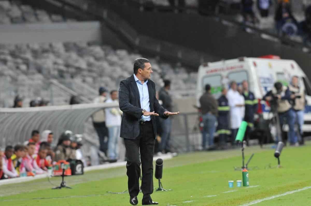 Com gol do zagueiro Manoel, Cruzeiro venceu pela primeira vez no Brasileiro e deixou a zona de rebaixamento