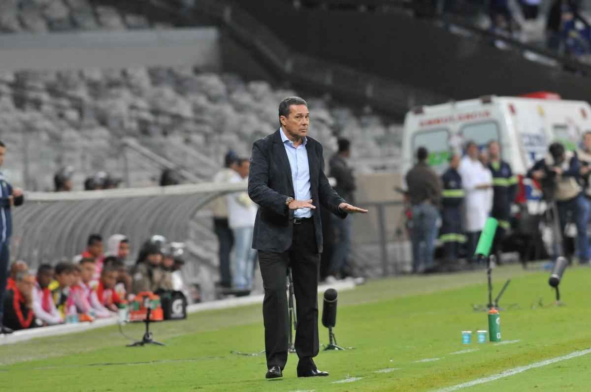 Com gol do zagueiro Manoel, Cruzeiro venceu pela primeira vez no Brasileiro e deixou a zona de rebaixamento