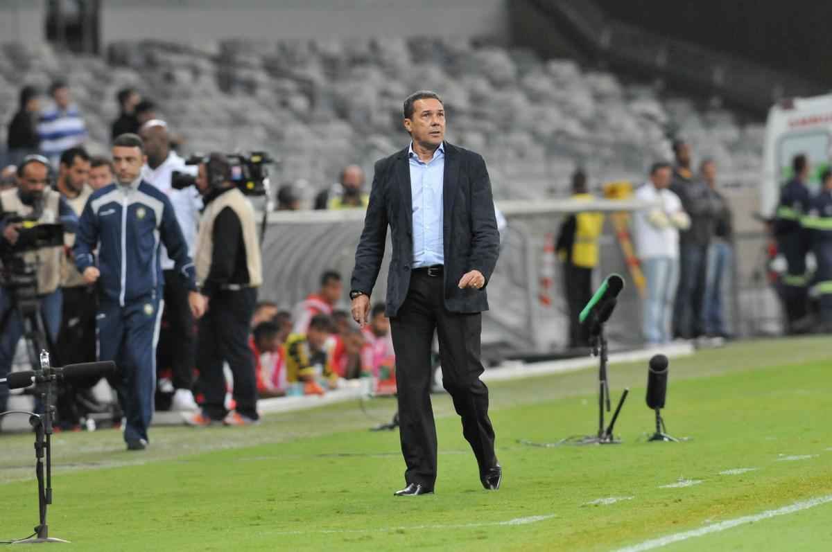 Com gol do zagueiro Manoel, Cruzeiro venceu pela primeira vez no Brasileiro e deixou a zona de rebaixamento