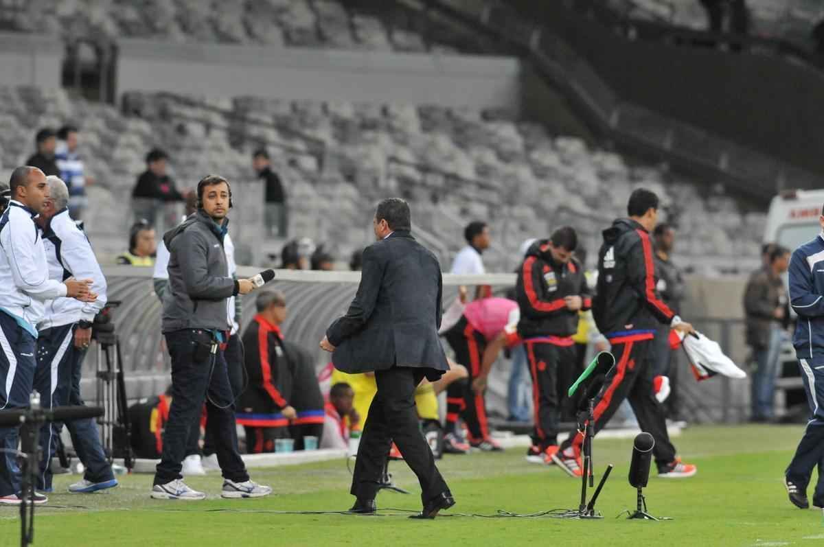 Com gol do zagueiro Manoel, Cruzeiro venceu pela primeira vez no Brasileiro e deixou a zona de rebaixamento