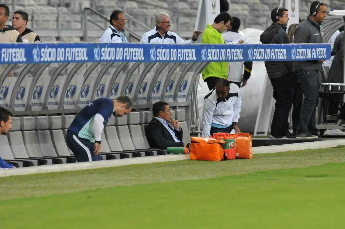 Com gol do zagueiro Manoel, Cruzeiro venceu pela primeira vez no Brasileiro e deixou a zona de rebaixamento