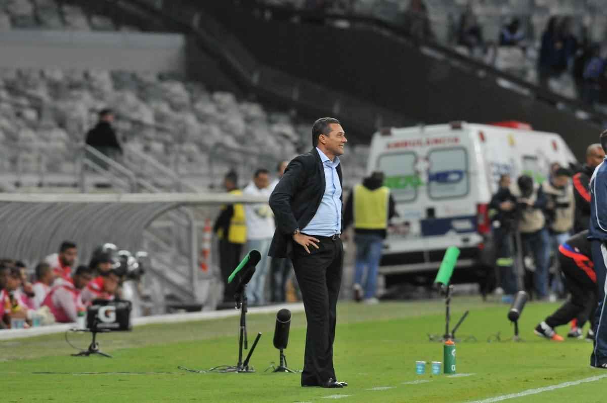Com gol do zagueiro Manoel, Cruzeiro venceu pela primeira vez no Brasileiro e deixou a zona de rebaixamento