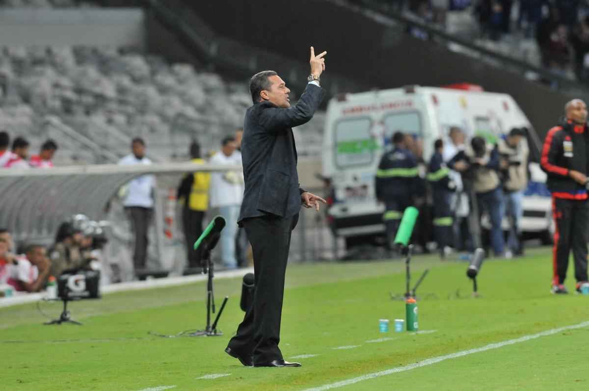 Com gol do zagueiro Manoel, Cruzeiro venceu pela primeira vez no Brasileiro e deixou a zona de rebaixamento