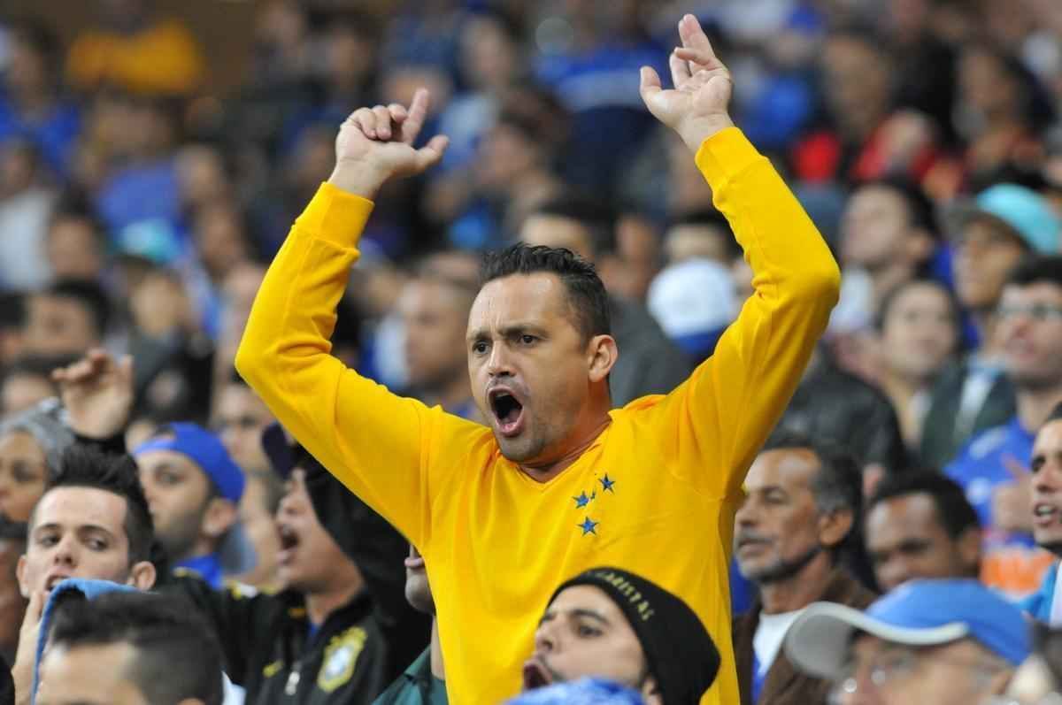 Com gol do zagueiro Manoel, Cruzeiro venceu pela primeira vez no Brasileiro e deixou a zona de rebaixamento