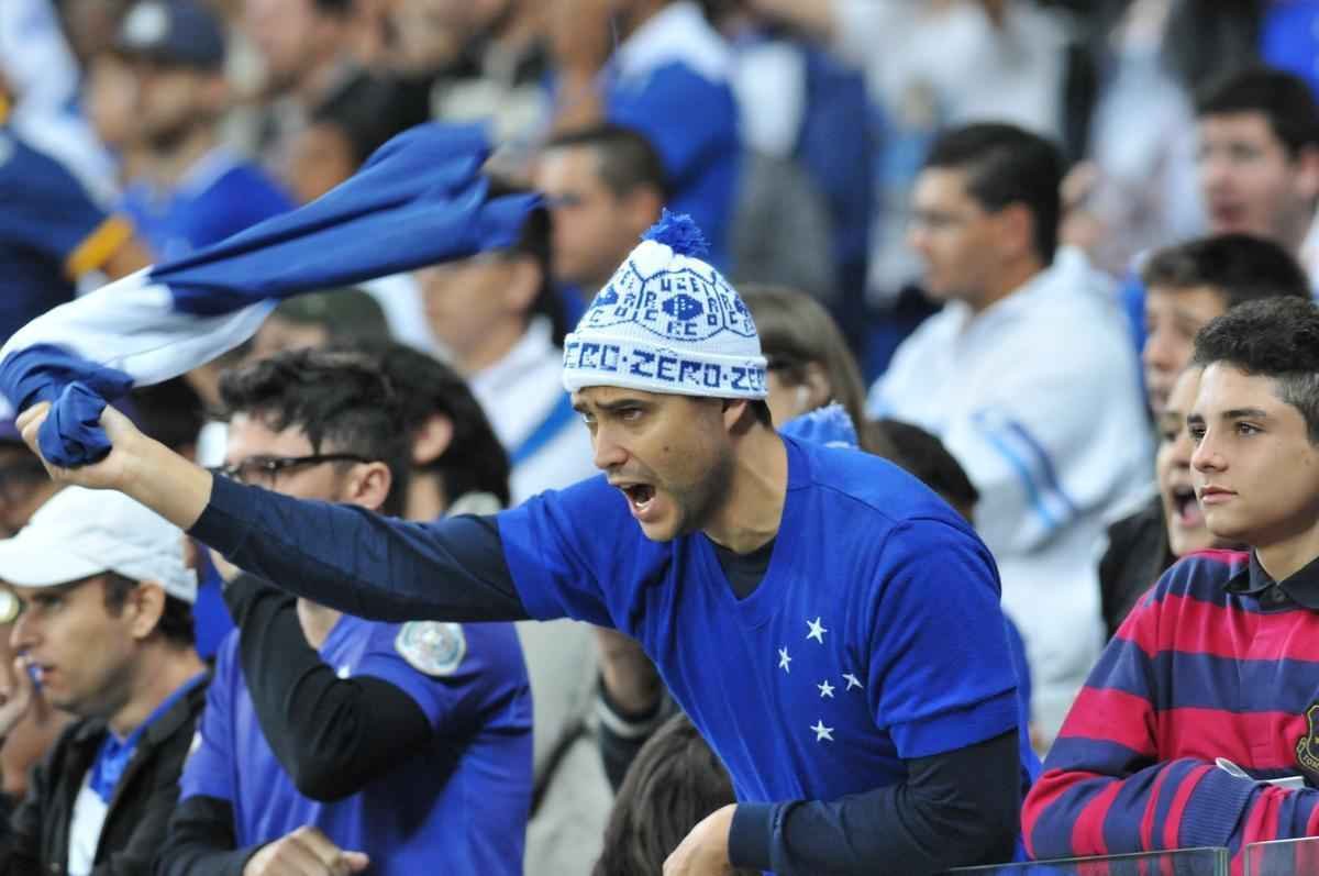 Com gol do zagueiro Manoel, Cruzeiro venceu pela primeira vez no Brasileiro e deixou a zona de rebaixamento