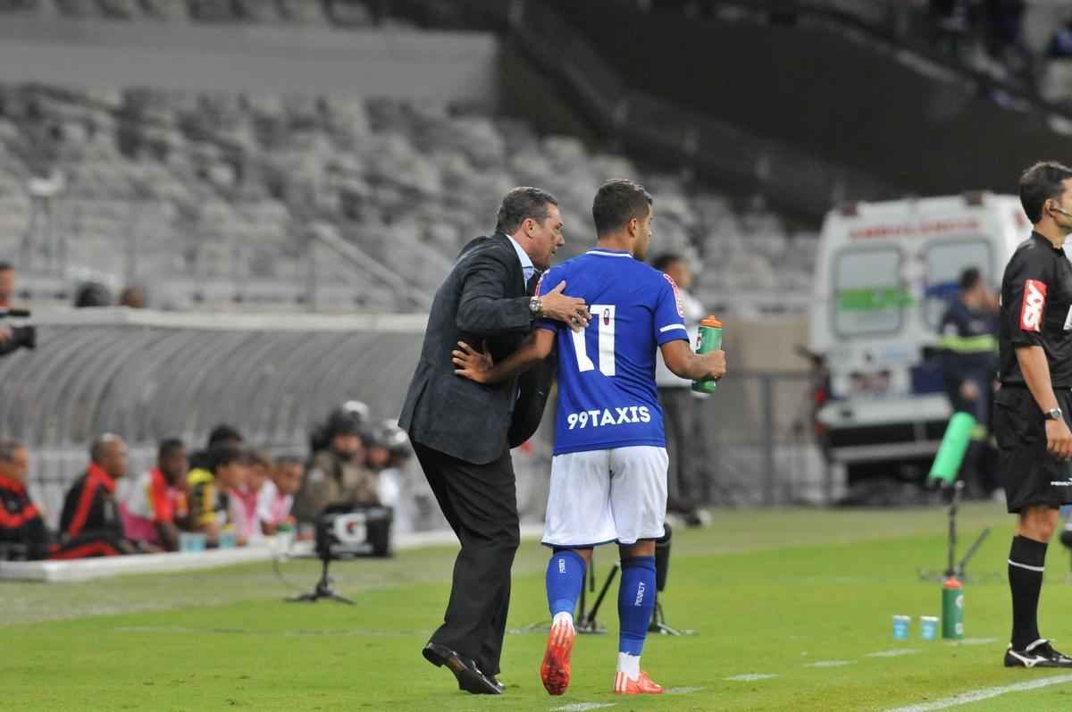 Com gol do zagueiro Manoel, Cruzeiro venceu pela primeira vez no Brasileiro e deixou a zona de rebaixamento