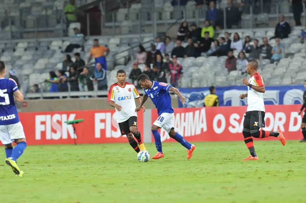 Com gol do zagueiro Manoel, Cruzeiro venceu pela primeira vez no Brasileiro e deixou a zona de rebaixamento
