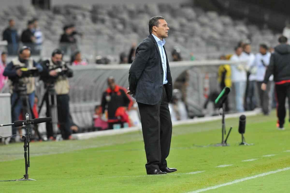 Com gol do zagueiro Manoel, Cruzeiro venceu pela primeira vez no Brasileiro e deixou a zona de rebaixamento