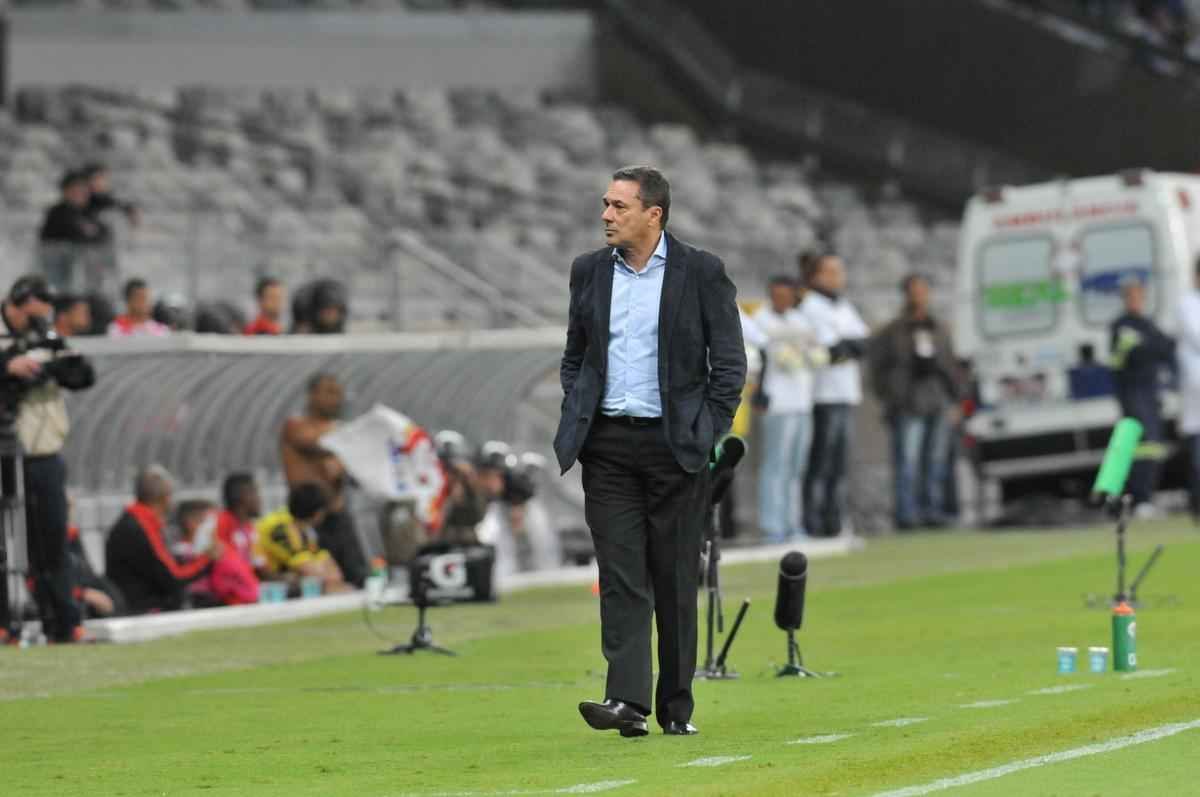 Com gol do zagueiro Manoel, Cruzeiro venceu pela primeira vez no Brasileiro e deixou a zona de rebaixamento