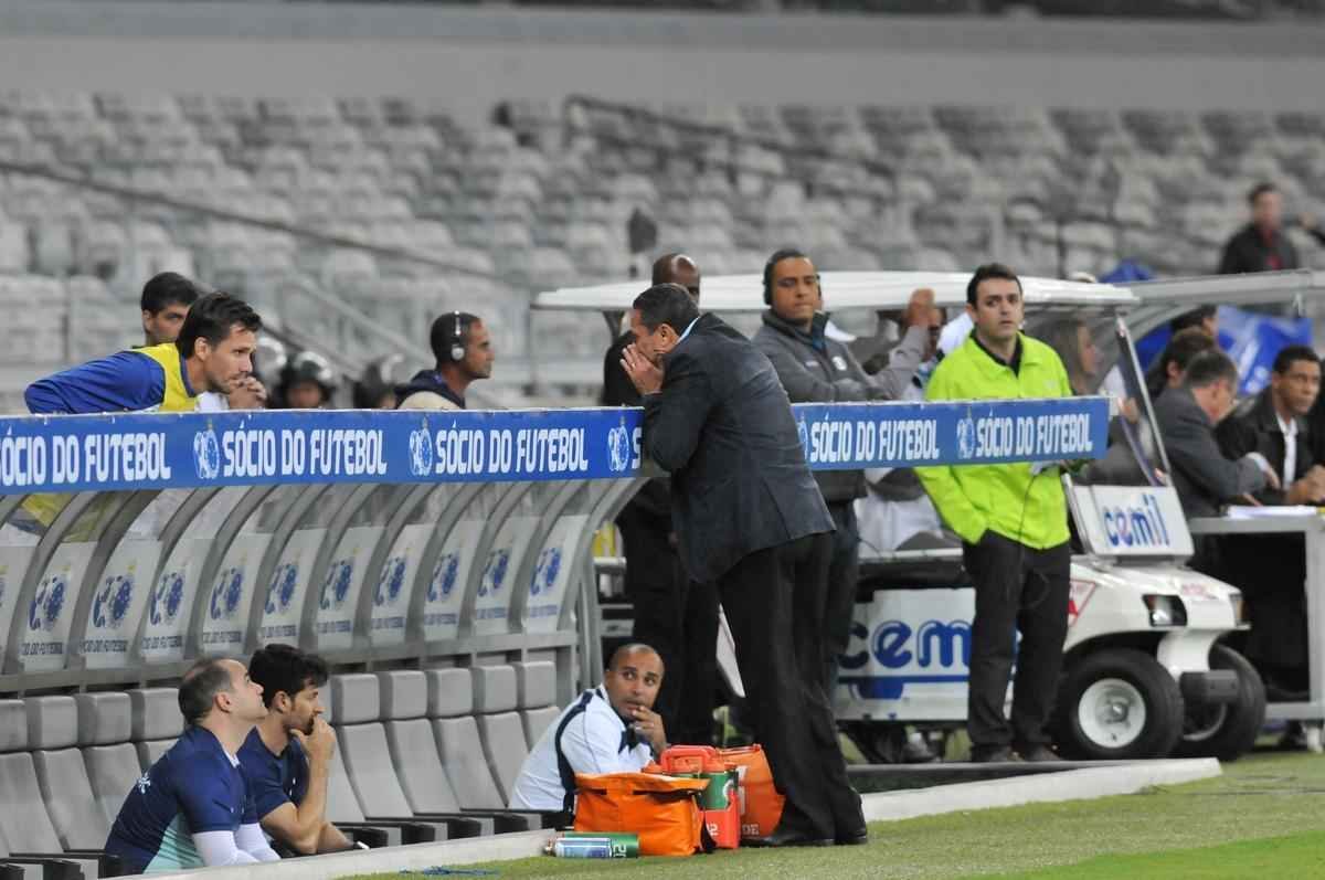 Com gol do zagueiro Manoel, Cruzeiro venceu pela primeira vez no Brasileiro e deixou a zona de rebaixamento