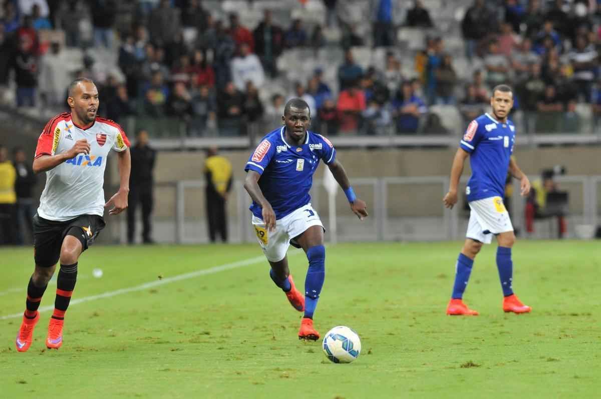 Com gol do zagueiro Manoel, Cruzeiro venceu pela primeira vez no Brasileiro e deixou a zona de rebaixamento