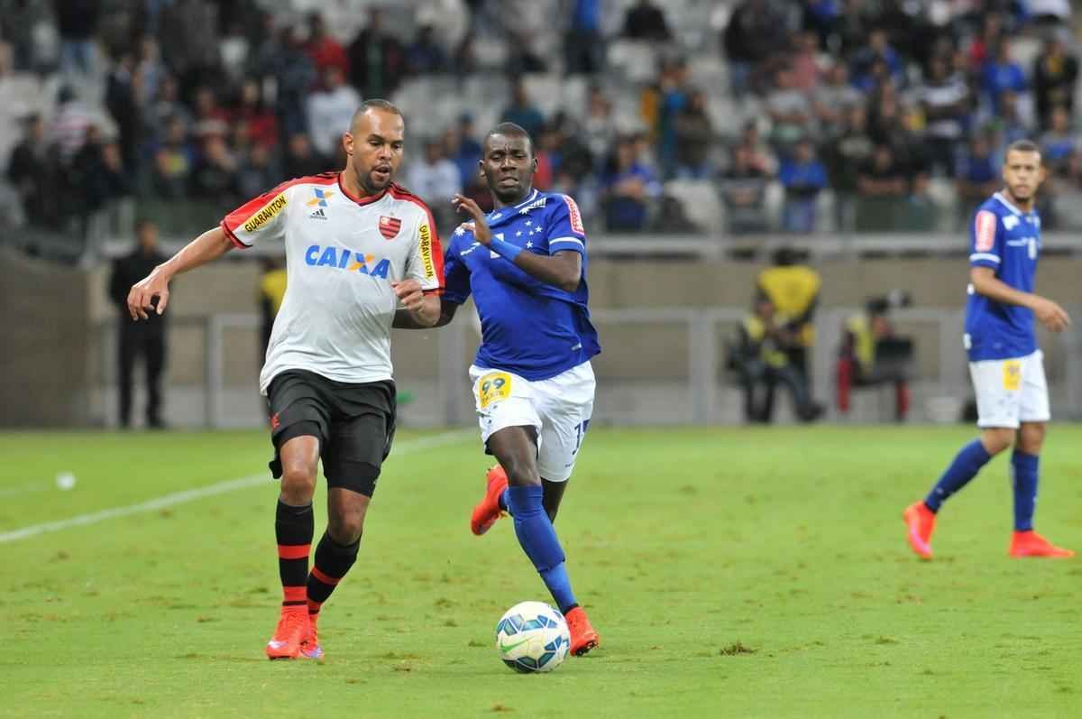 Com gol do zagueiro Manoel, Cruzeiro venceu pela primeira vez no Brasileiro e deixou a zona de rebaixamento