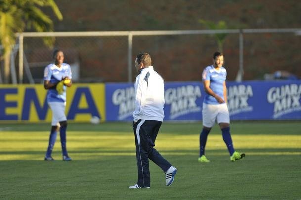 Vanderlei Luxemburgo observou treino tcnico dos reservas, comandado pelo auxiliar Deivid