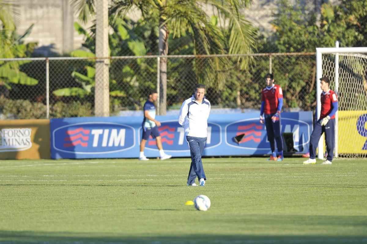 Vanderlei Luxemburgo observou treino tcnico dos reservas, comandado pelo auxiliar Deivid
