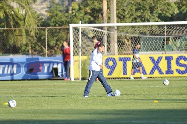 Vanderlei Luxemburgo observou treino tcnico dos reservas, comandado pelo auxiliar Deivid