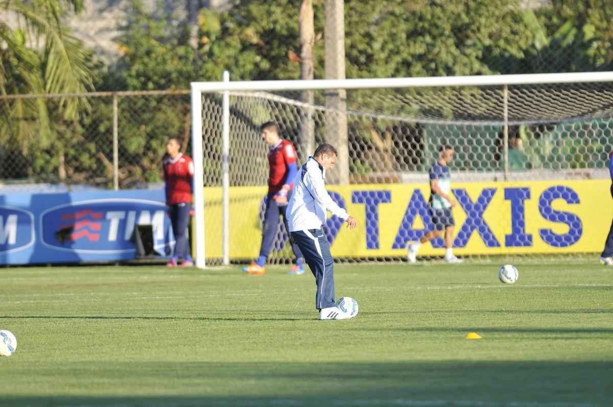 Vanderlei Luxemburgo observou treino tcnico dos reservas, comandado pelo auxiliar Deivid