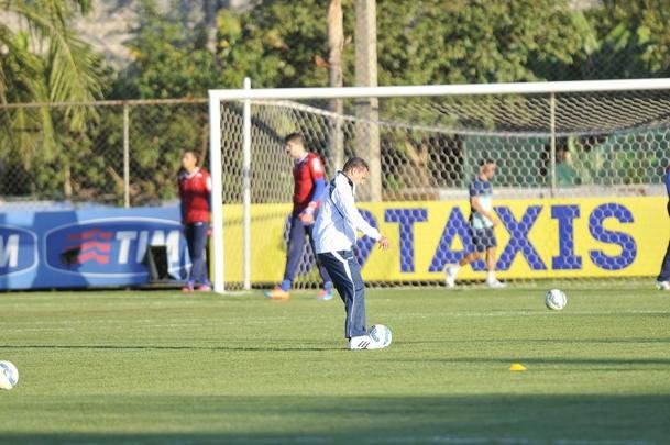 Vanderlei Luxemburgo observou treino tcnico dos reservas, comandado pelo auxiliar Deivid