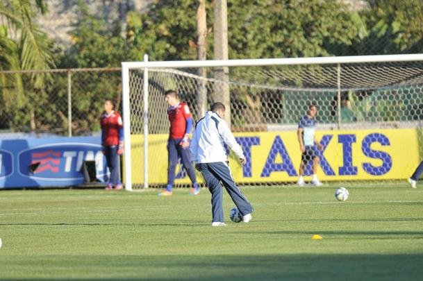 Vanderlei Luxemburgo observou treino tcnico dos reservas, comandado pelo auxiliar Deivid