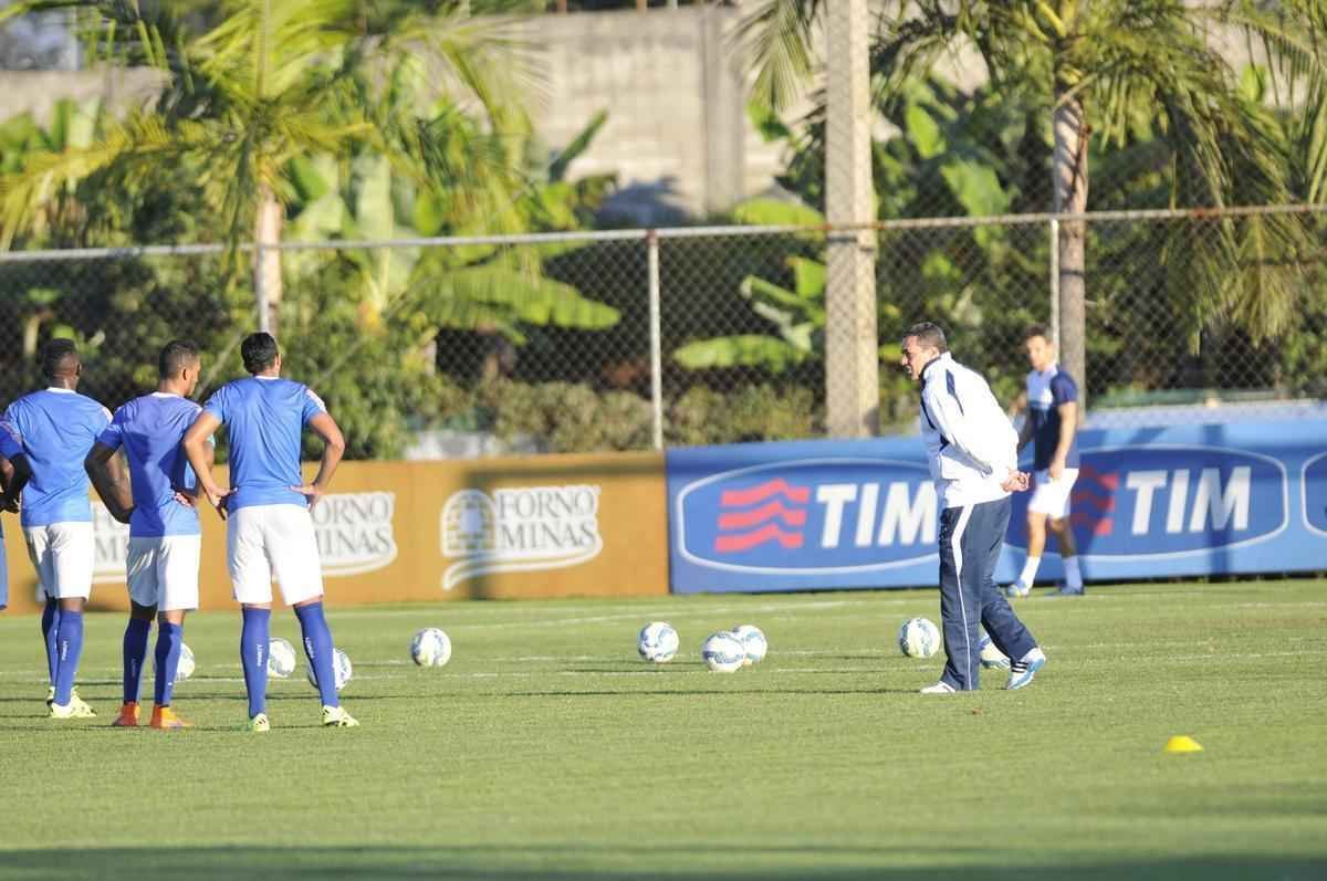 Vanderlei Luxemburgo observou treino tcnico dos reservas, comandado pelo auxiliar Deivid