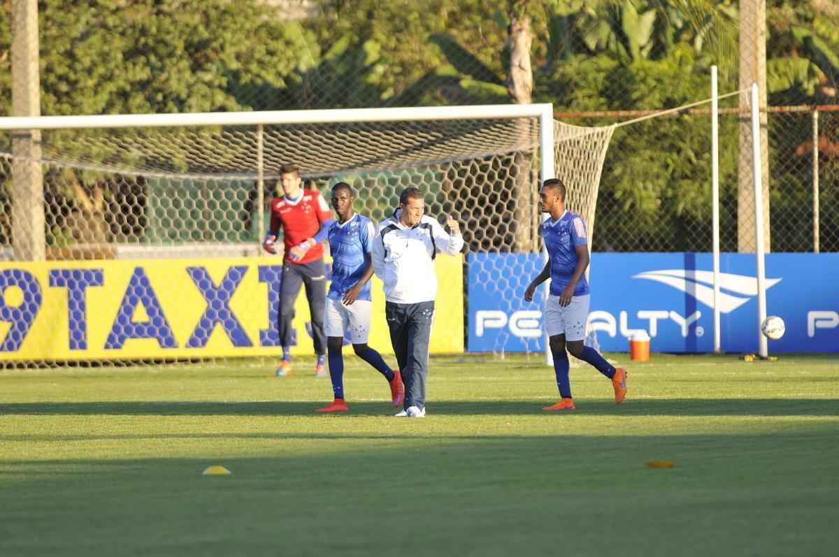 Vanderlei Luxemburgo observou treino tcnico dos reservas, comandado pelo auxiliar Deivid