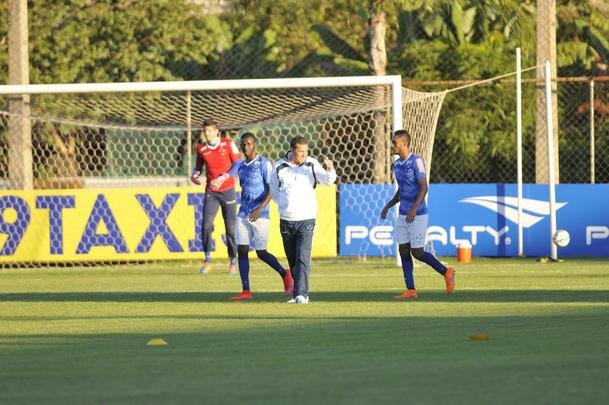 Vanderlei Luxemburgo observou treino tcnico dos reservas, comandado pelo auxiliar Deivid