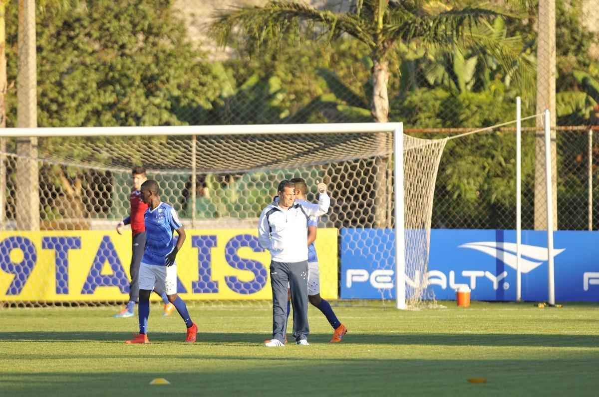 Vanderlei Luxemburgo observou treino tcnico dos reservas, comandado pelo auxiliar Deivid
