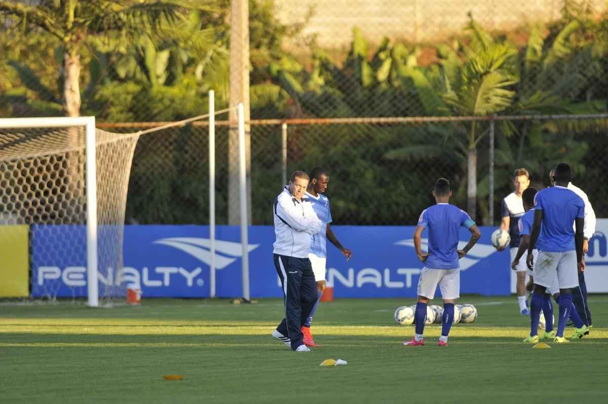 Vanderlei Luxemburgo observou treino tcnico dos reservas, comandado pelo auxiliar Deivid