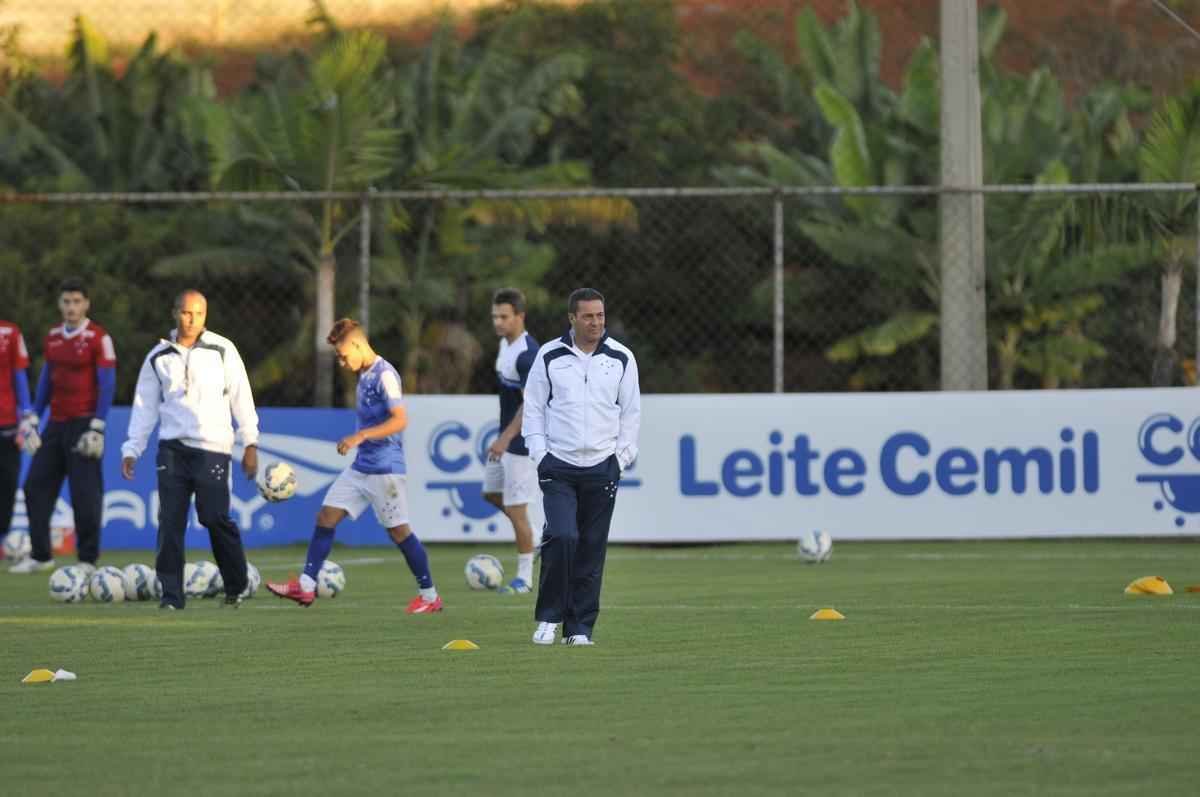 Vanderlei Luxemburgo observou treino tcnico dos reservas, comandado pelo auxiliar Deivid