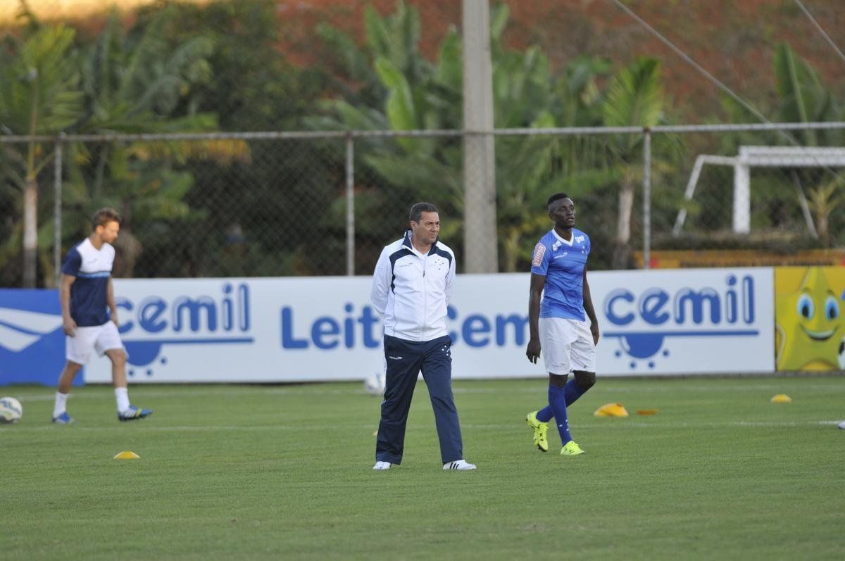 Vanderlei Luxemburgo observou treino tcnico dos reservas, comandado pelo auxiliar Deivid