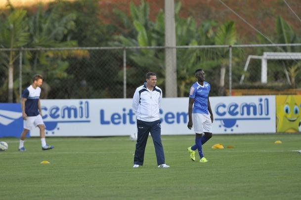 Vanderlei Luxemburgo observou treino tcnico dos reservas, comandado pelo auxiliar Deivid