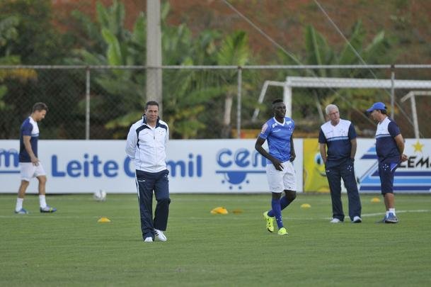 Vanderlei Luxemburgo observou treino tcnico dos reservas, comandado pelo auxiliar Deivid
